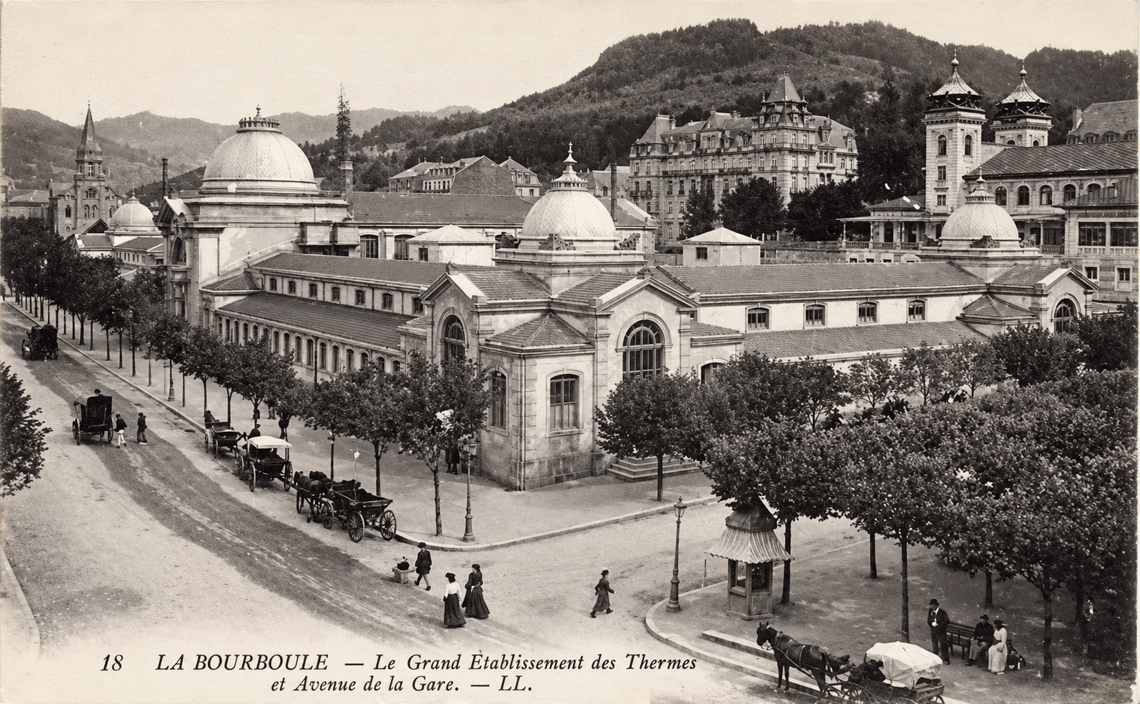 Carte postale ancienne du Grand &Eacute;tablissement des Thermes de La Bourboule et de l'avenue de la Gare, avec des cal&egrave;ches et des promeneurs